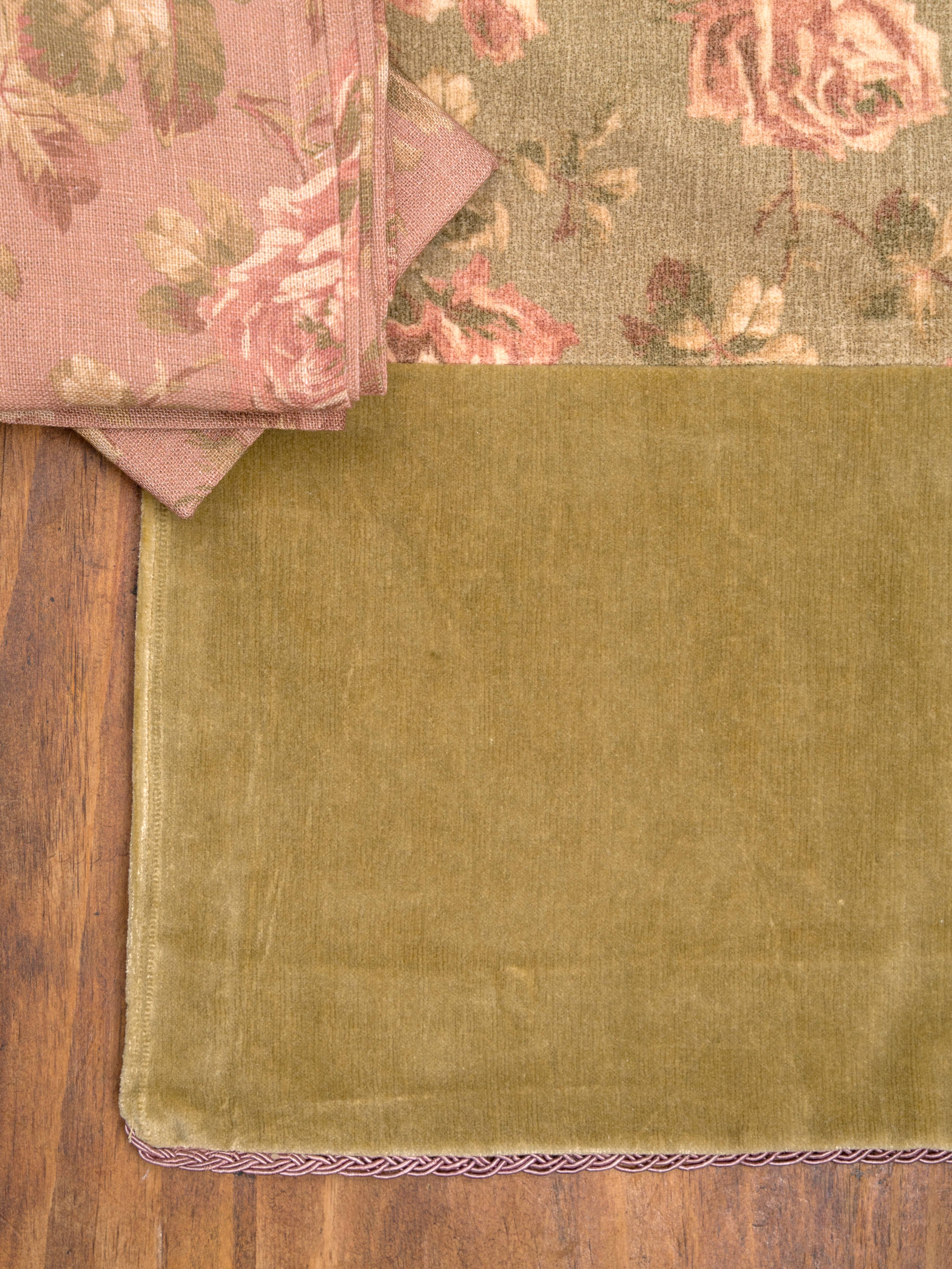 April Cornell – wholesale Löpare – Vintage Rose Sammetlöpare - Oliv1