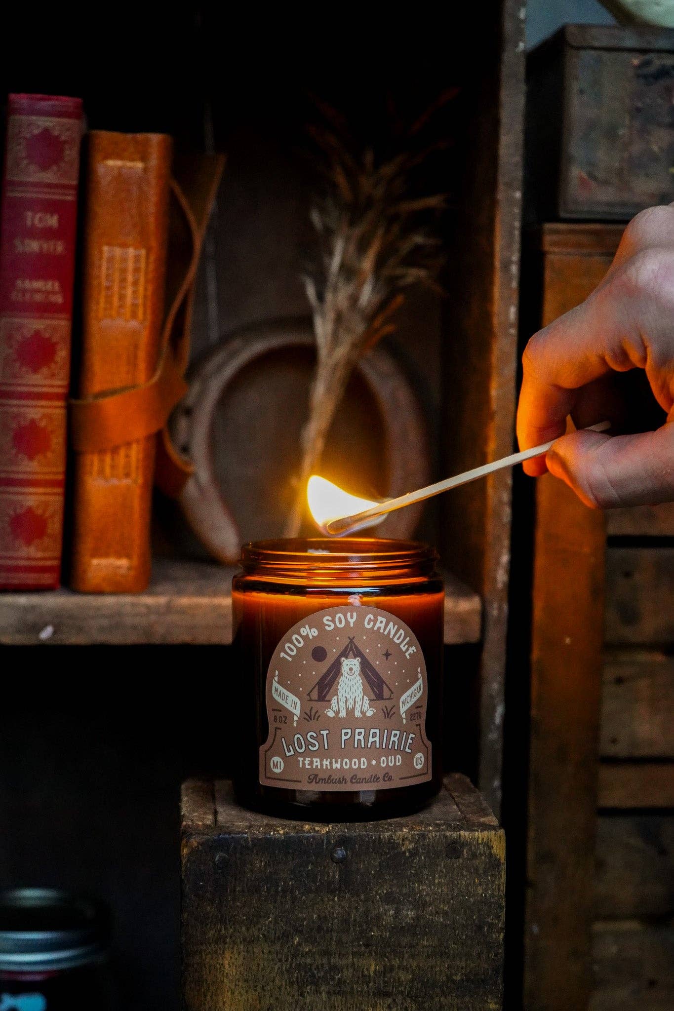 Ambush Candle Co. – Engroshandel Glaslys – Lost Prairie | Teaktræ + Oud 8oz Sojalys8