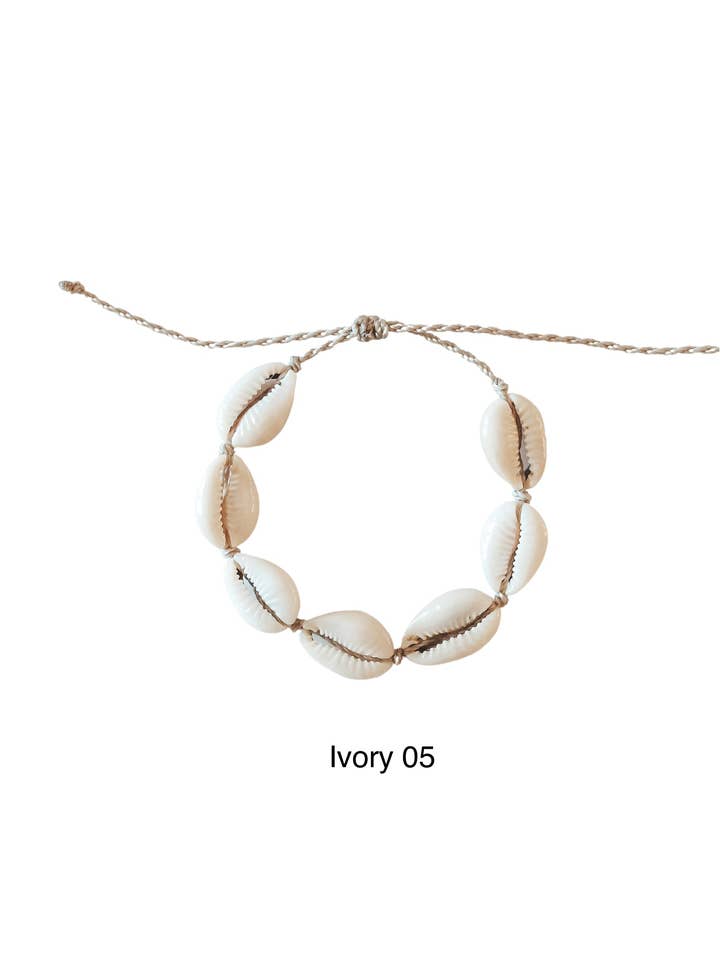 Cavigliera con conchiglia di ciprea Kerang per la vendita all'ingrosso da parte di Bali Soul