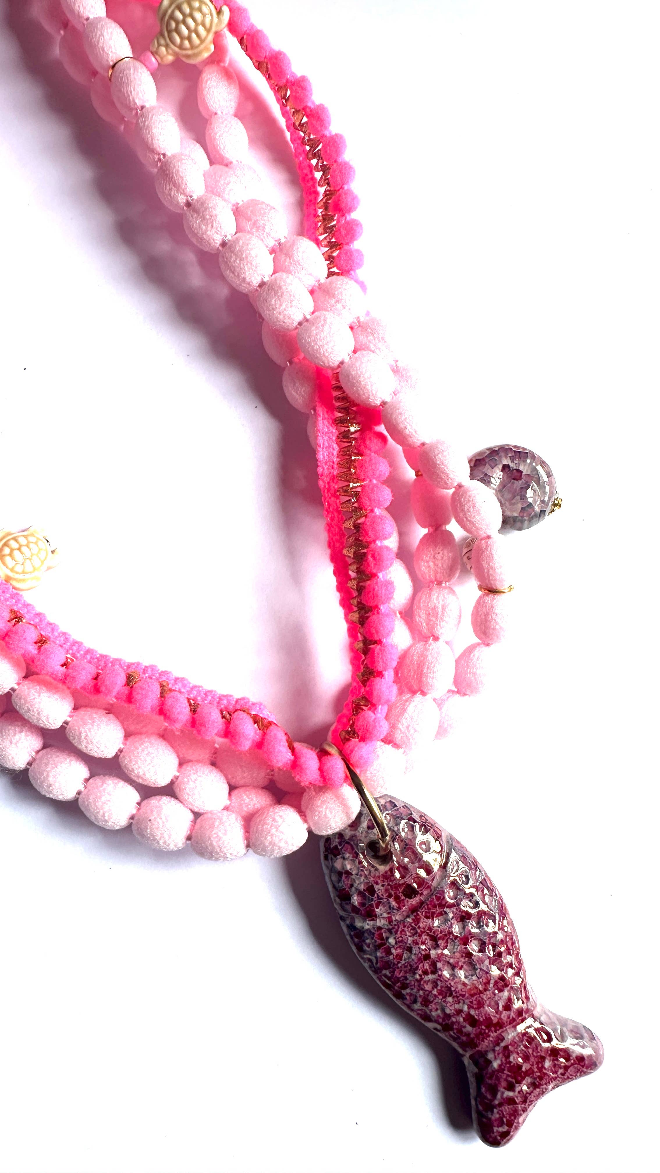 Roselinde – wholesale Pärlband/Pärlhalsband – Konstanz lång halsband med textilband, trä- och keramikkulor5