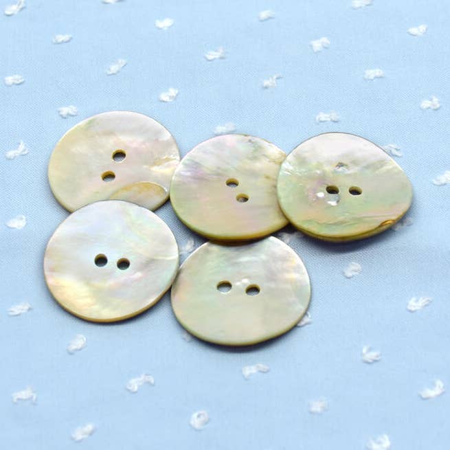 Runder Akoya-Knopf mit 2 Löchern, 18 mm für den Großhandel von LA DROGUERIE