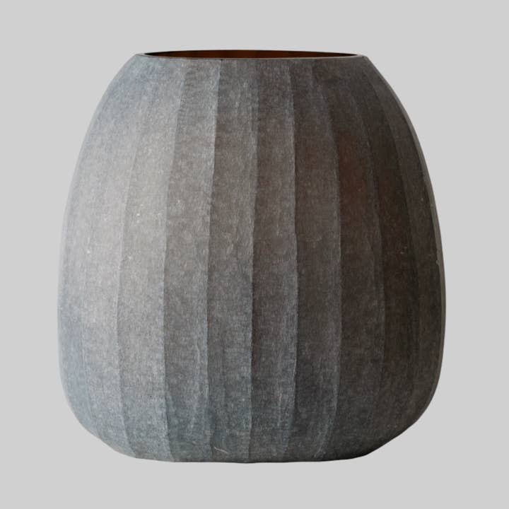 Vase organique 05 - fumée pour la vente par Studio Nordhaven