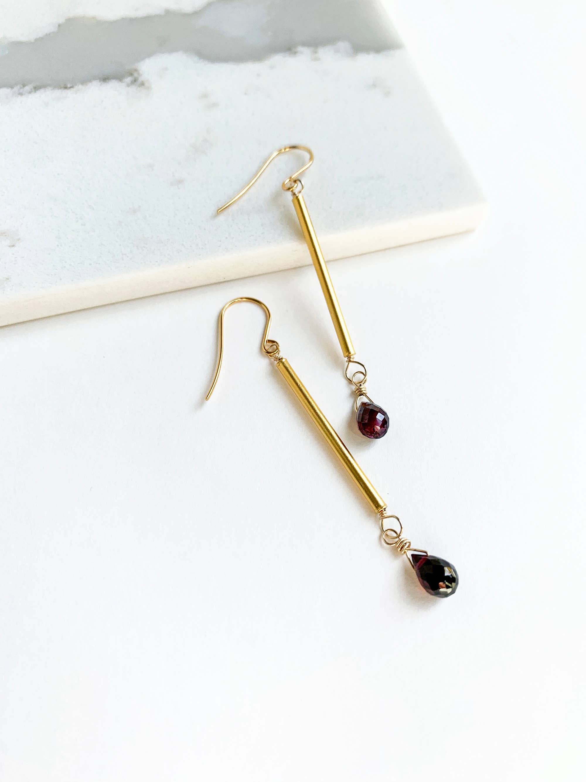 Laura Stark Designs - Vente Boucles d'oreilles pendantes - Boucles d'oreilles modernes en grenat2