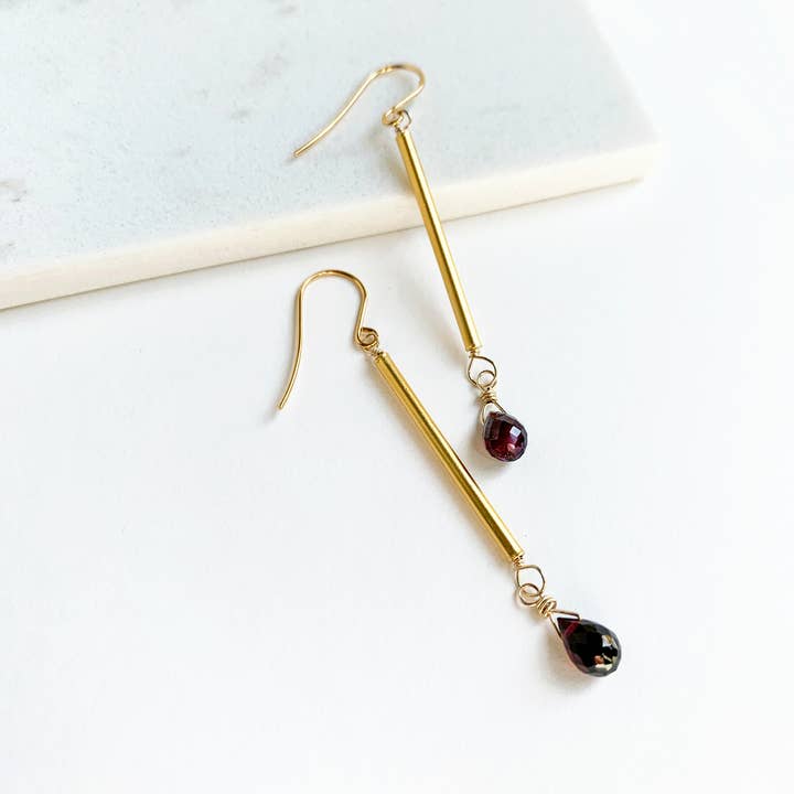Laura Stark Designs - Vente Boucles d'oreilles pendantes - Boucles d'oreilles modernes en grenat2