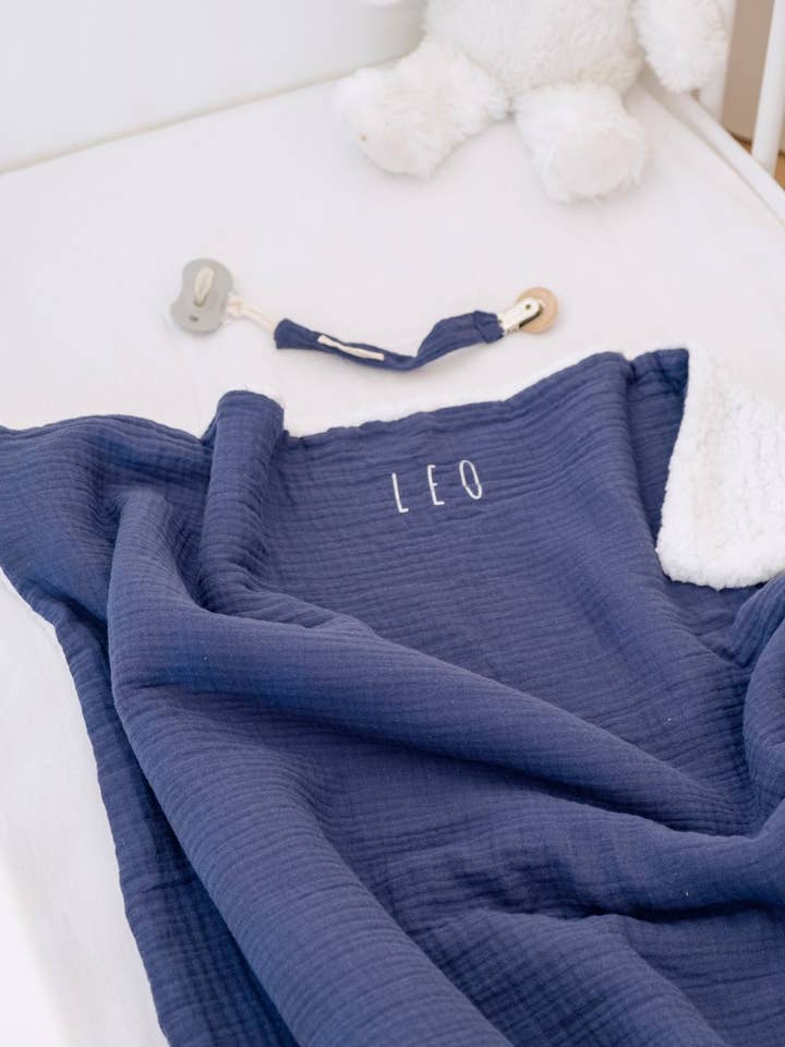 Personalisierbare Baby-Geburtsdecke aus blauem Sherpa und Baumwollgaze für den Großhandel von MAZZANNE