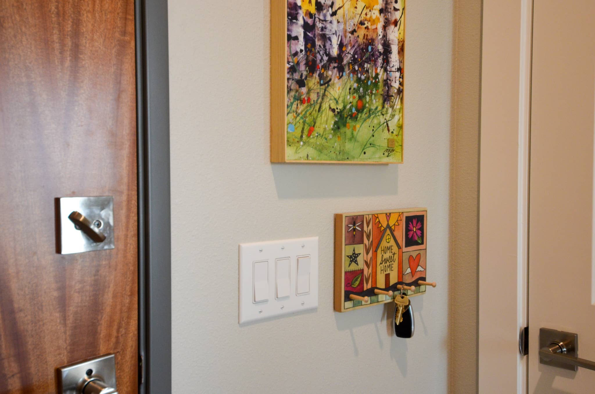 Sticks – Engroshandel Vægplakat – „Glad for at være hjemme“ nøglering Plaque1