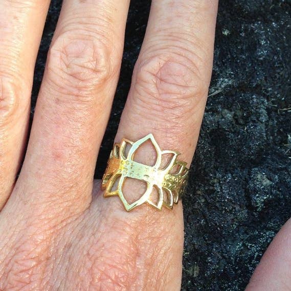Anello di Ottone a Forma di Loto / Anello a Corona d'Oro / Fiore di Yoga Buddhista per la vendita all'ingrosso da parte di JAYA MOKSHA