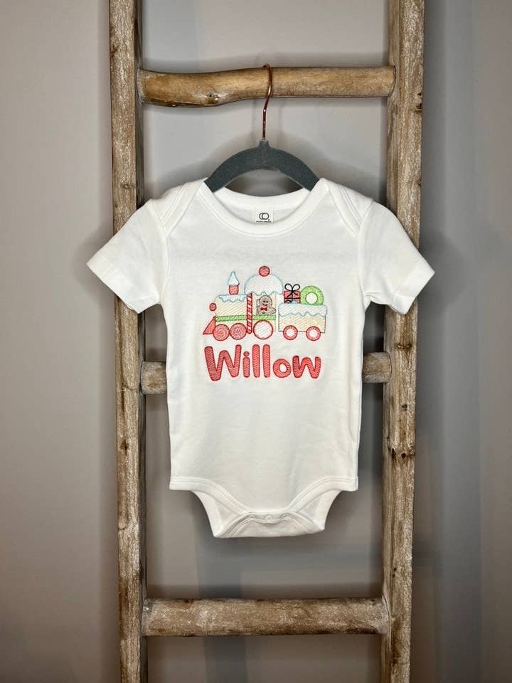Besticktes Kinderhemd mit Lebkuchen-Mann-Weihnachtszug//Baby-Gingerbread Train-Bodysuit//Weihnachtszug Onesie//Weihnachtsbaby/Kleinkind für den Großhandel von Rain Embroidery