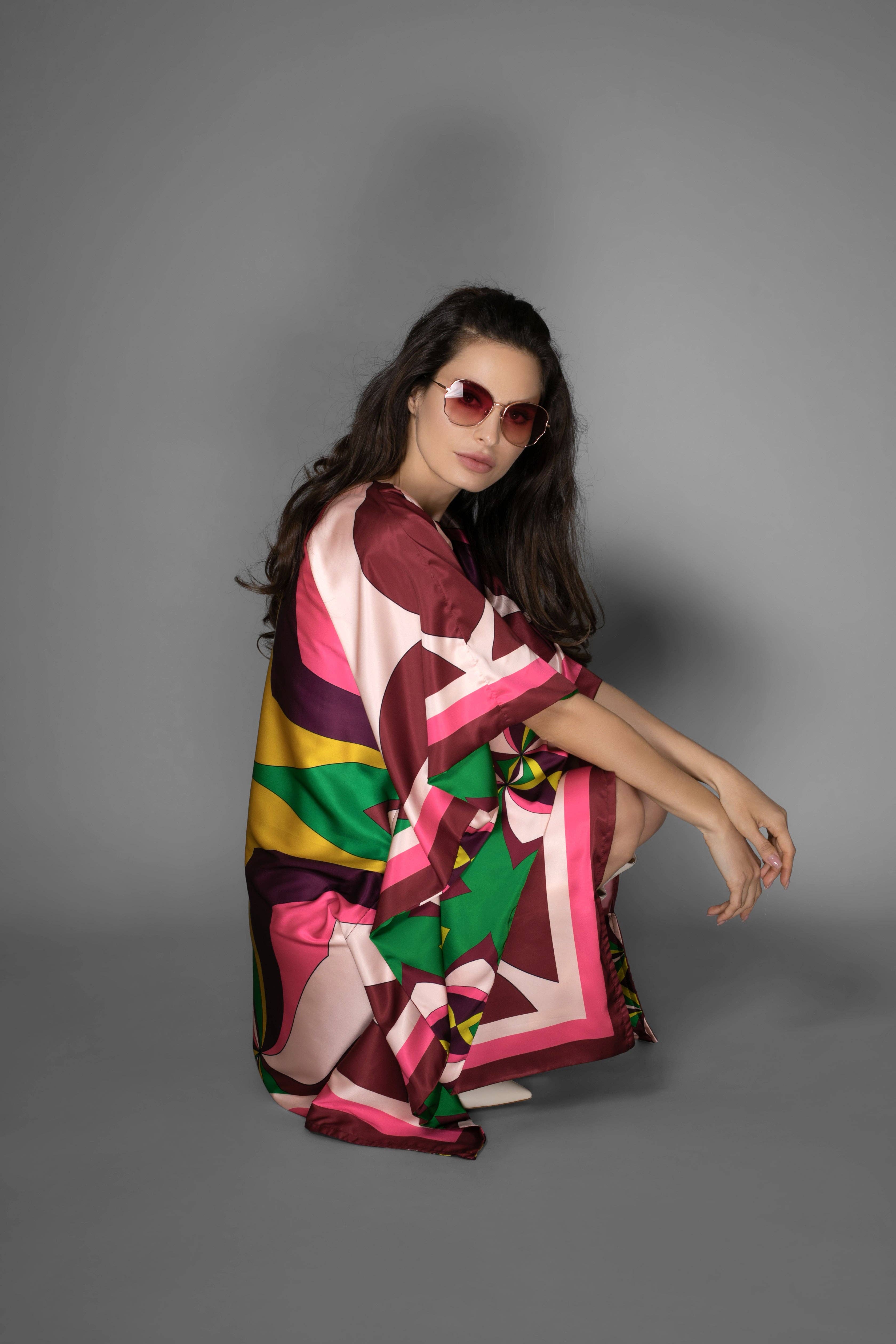 Roze multi Roze Abstracte Print Korte Satijnen Kaftan Jurk voor groothandel op Faire2