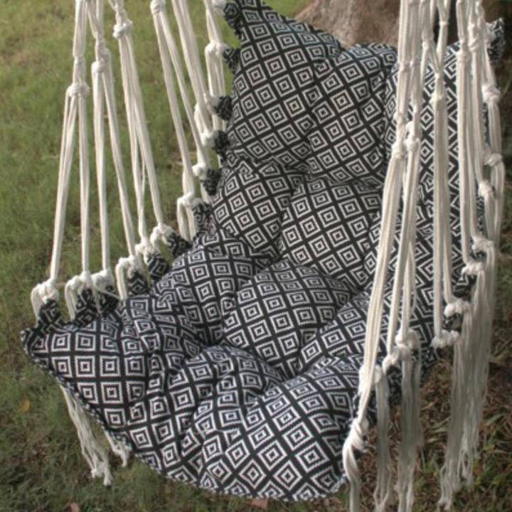 Cadeira de Balanço em Algodão Macramé com Assento Almofadado 70x95x176cm por atacado de Shared Earth