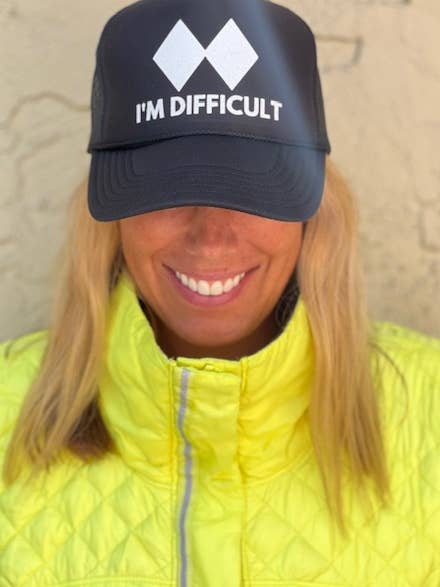 Jeg er vanskelig - Black Trucker for engroshandel hos Arnie + Ollie