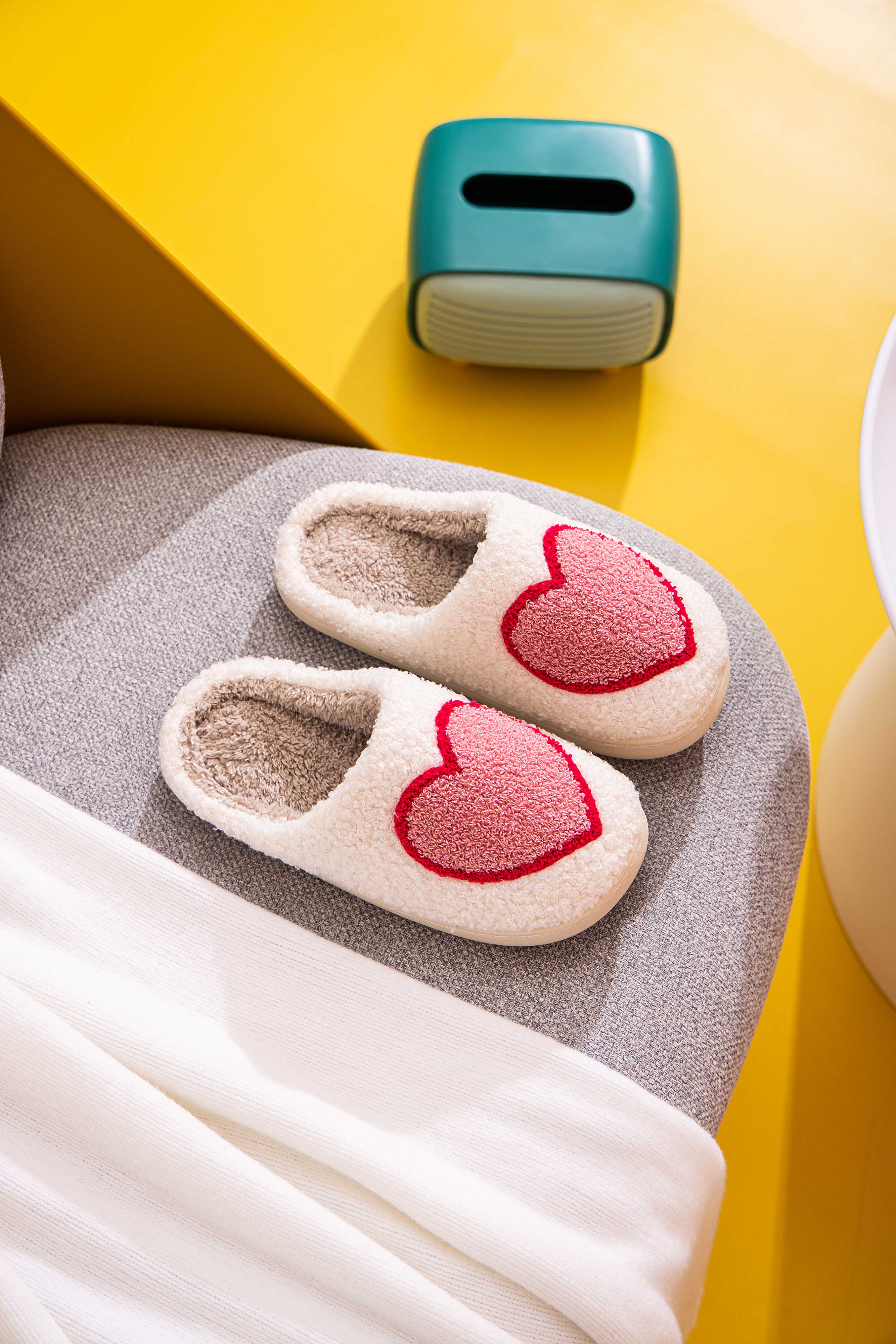 Shop Lev – Großhandel Hausschuhe – Damen – Valentine Herz Plüsch-Hausschuhe mit gezeichneten Cartoon-Motiven zum Hineinschlüpfen0