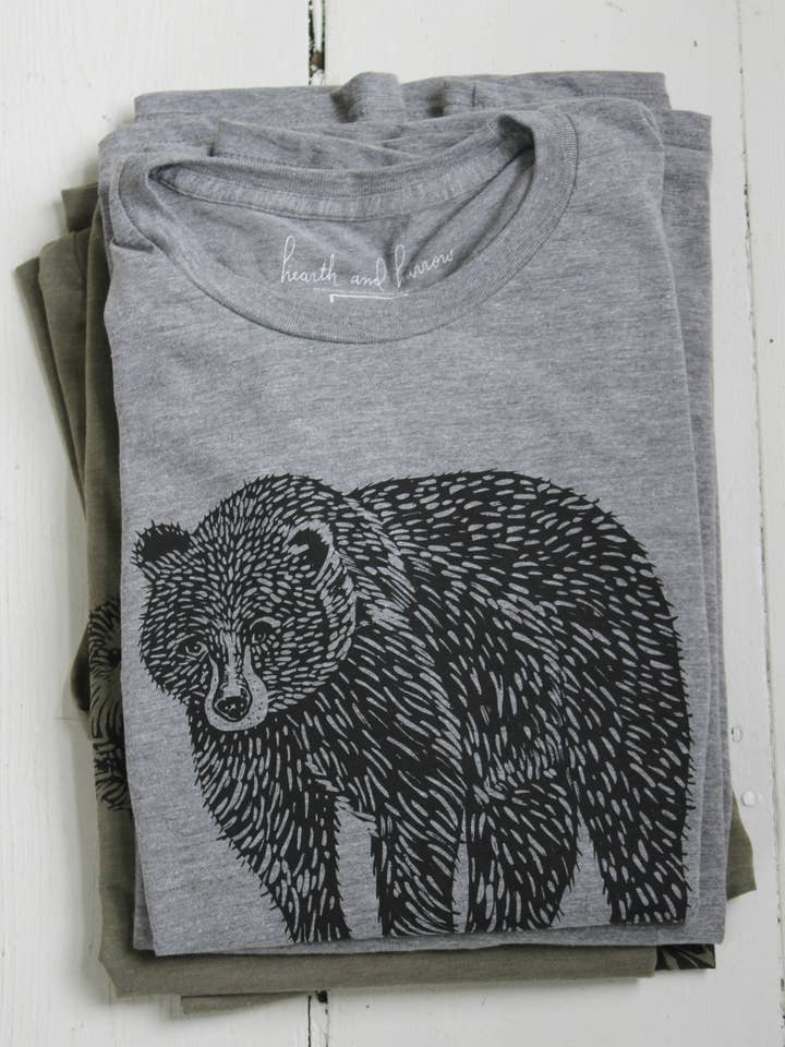 T-shirt en forme d'ours biologique pour hommes, encre noire sur fond gris, t-shirt souple pour la vente par Hearth and Harrow