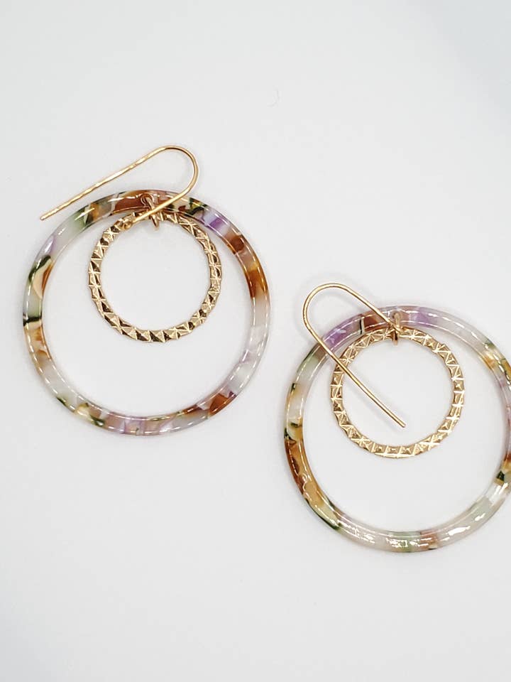 Boucles d'oreilles, cerceau en or et résine acétate, Alice pour la vente par Jezabel Adornment