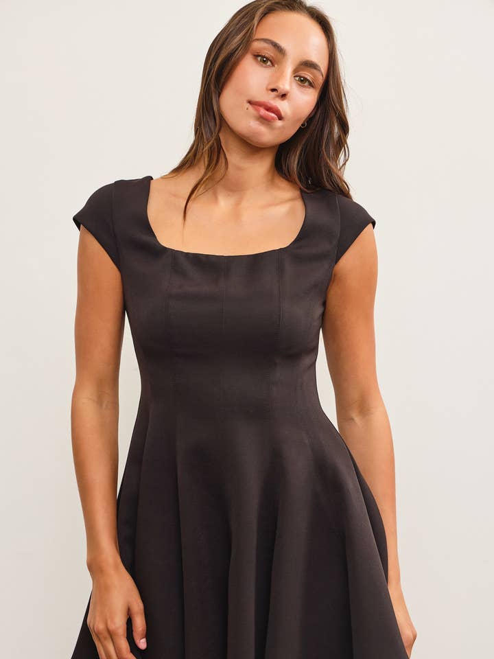 FIT & FLARE MINI-JURK MET KORTE MOUWEN voor wholesale door Mustard Seed