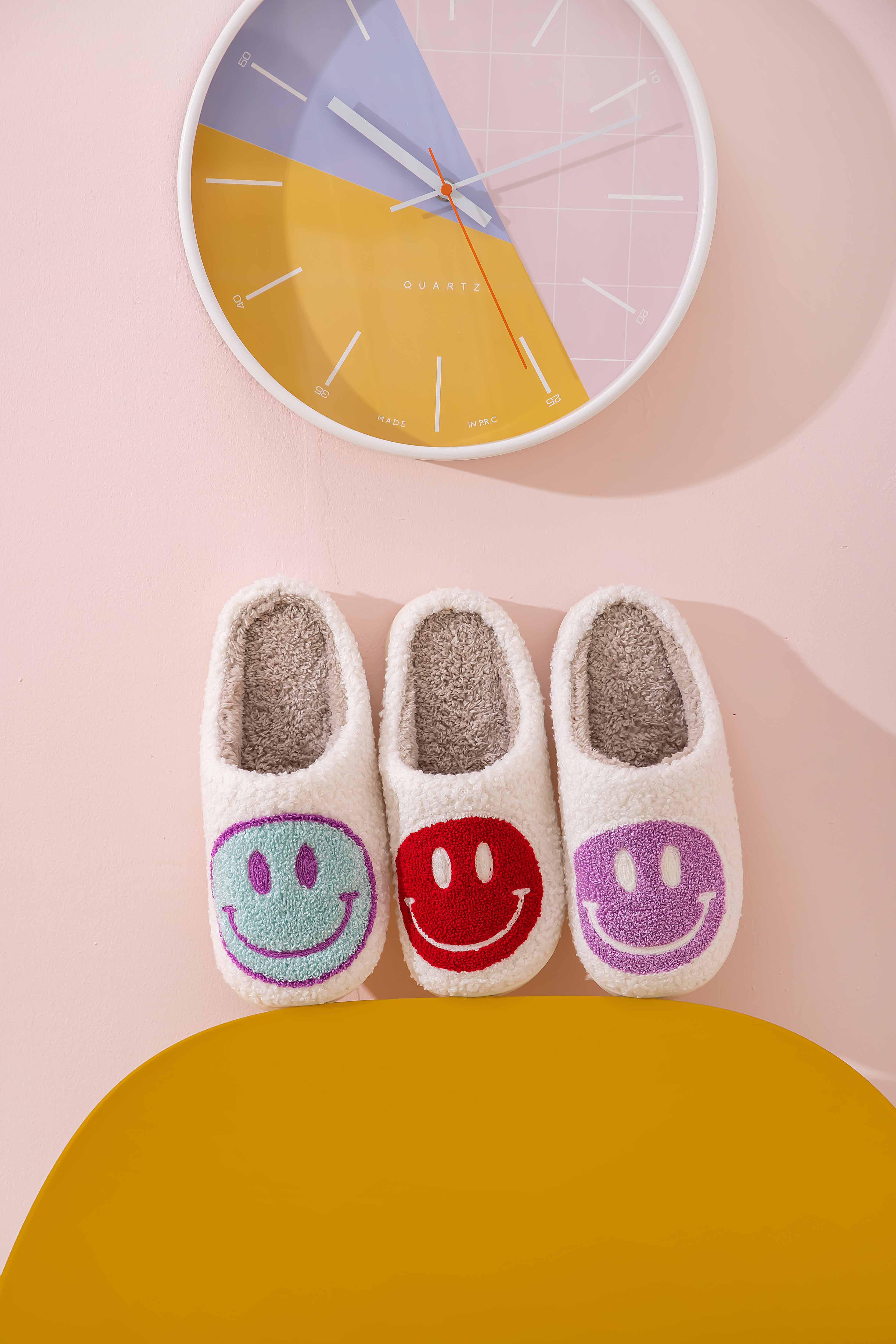 Shop Lev - Vente Chaussons – femme - Chaussons confort à semelle légère en fausse fourrure douce avec visage souriant pour adulte1