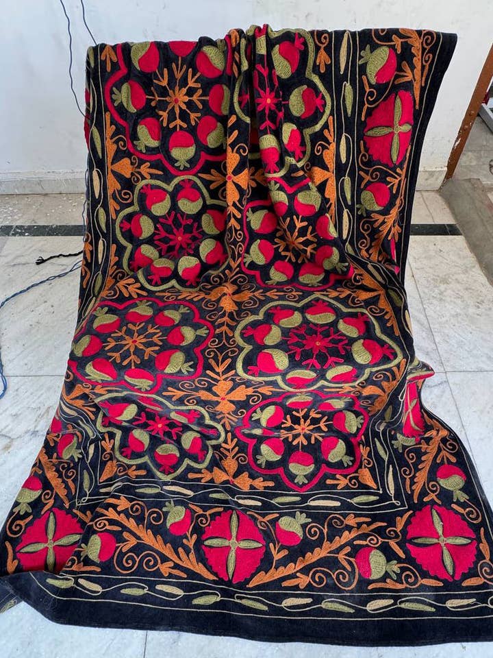 Coperta Ricamata Floreale Suzani per Camera da Letto in Velluto per la vendita all'ingrosso da parte di GYPSY STUDIO