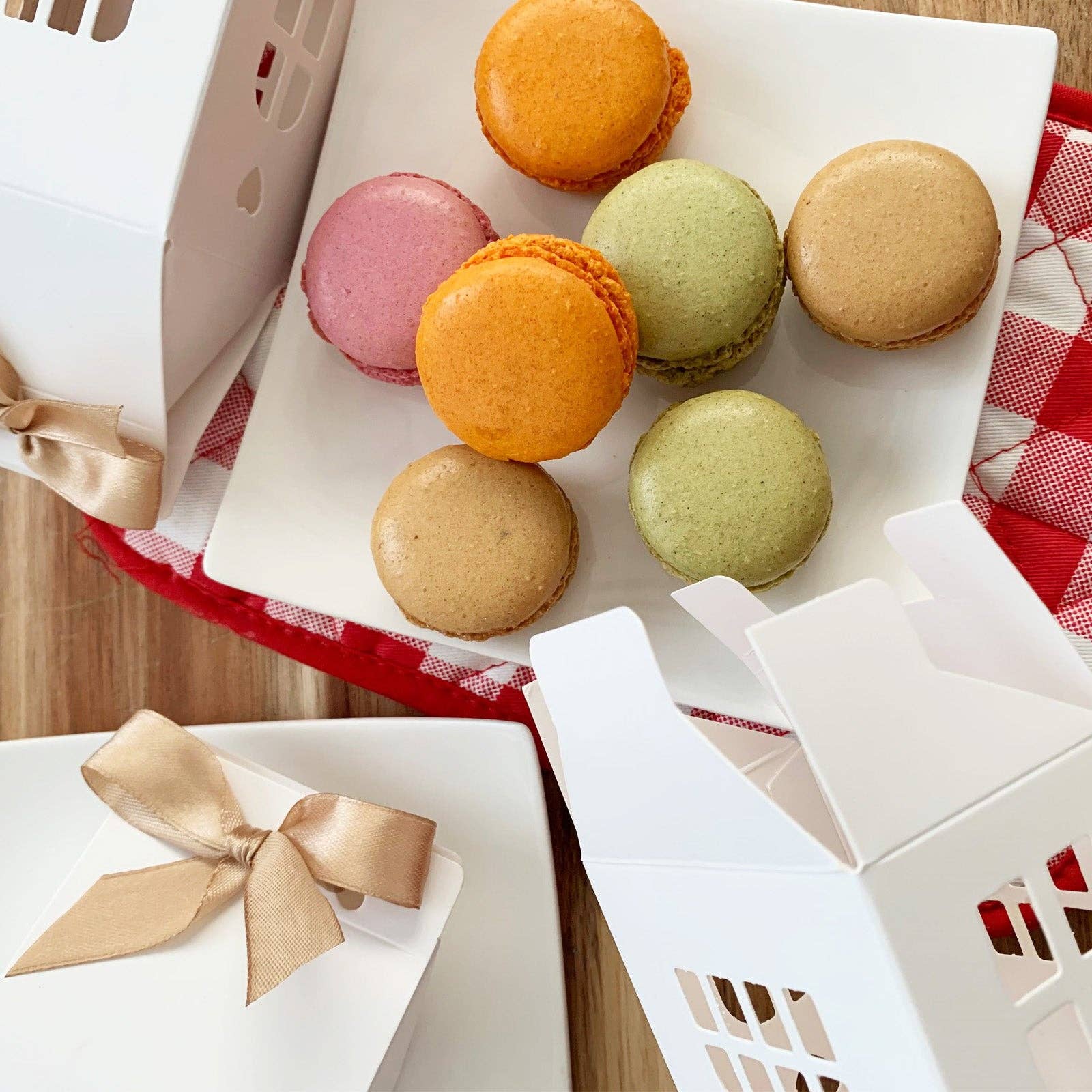 Wrapables.com - Wholesale Gift Box - Wrapables House Shaped Gift Boxes with Ribbons (Set of 12)6