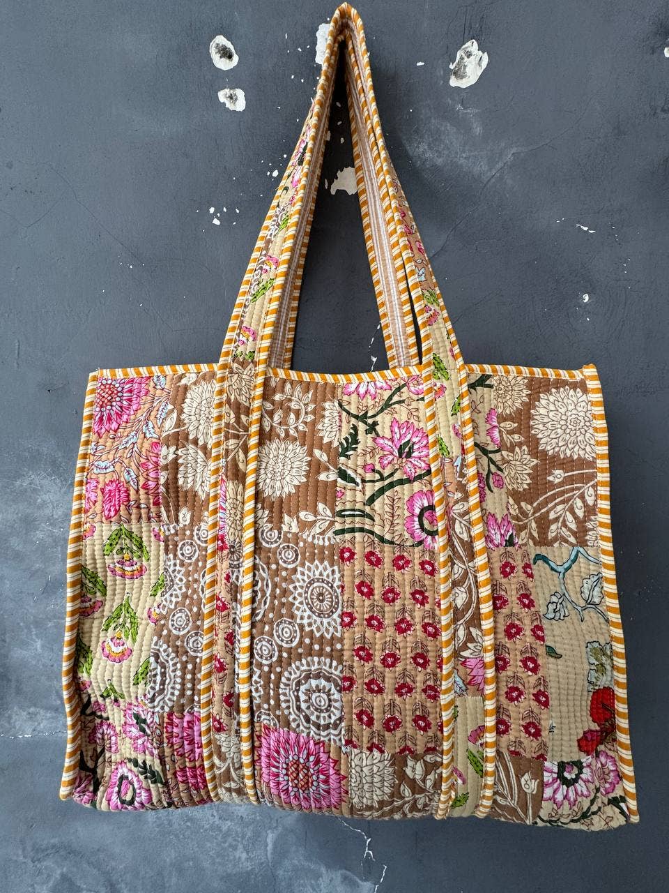 bhavnas boutique - Venta al por mayor Bolsa de asa- Mujer - Bolsa de algodón acolchada para compras con parche floral estampado1