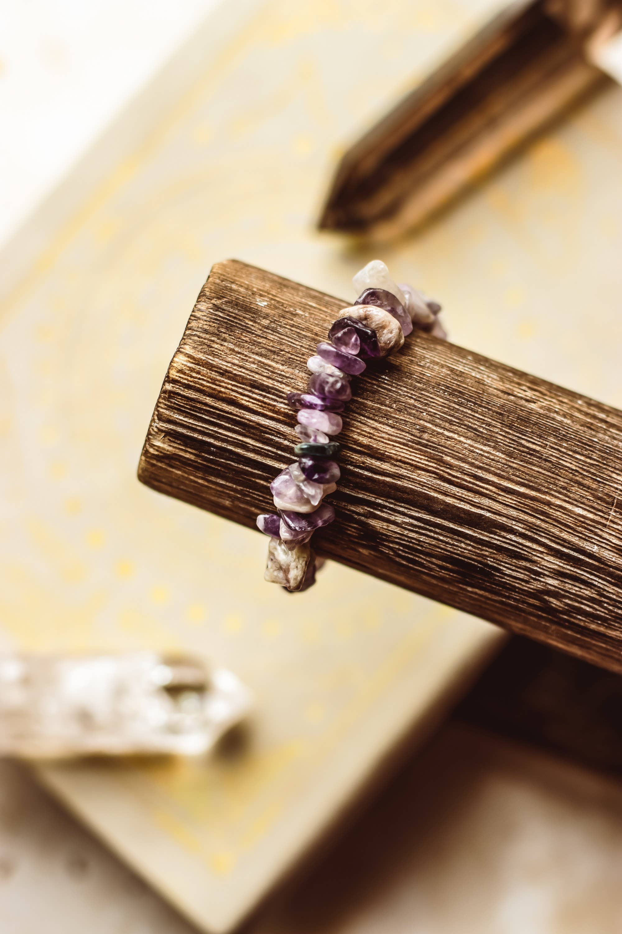 Mindful Living Co. – Großhandel Perlenarmband – Armband aus natürlichen Kristall-Edelstein-Chips | Kristallschmuck1