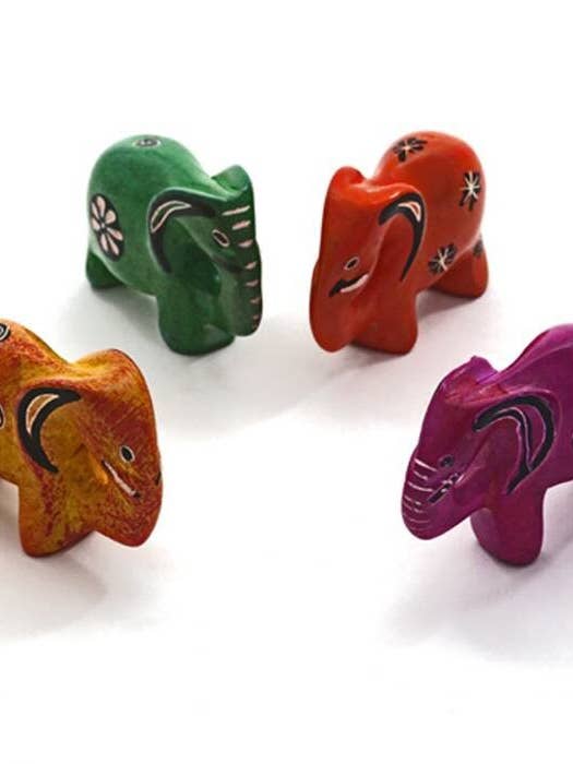 Vier mini-olifanten in verschillende kleuren handgemaakt van speksteen met gratis wereldwijde verzending voor wholesale door Delight merchants