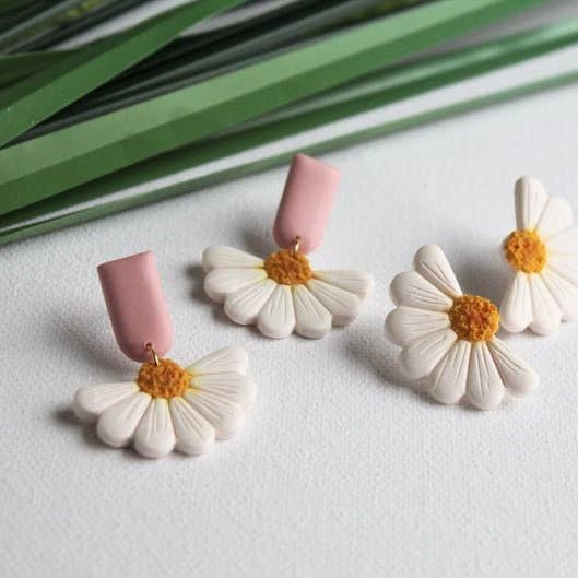 Gänseblümchen-Ohrringe aus Polymer-Ton, Blumenohrringe für den Großhandel von Studio Niani