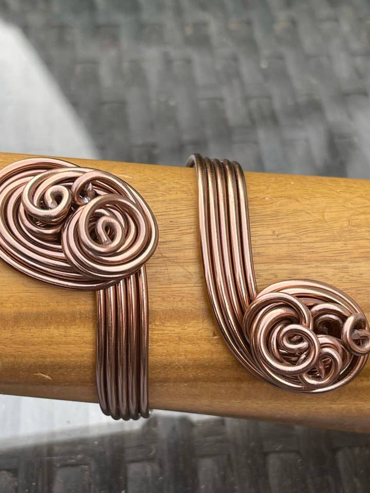 Bracelet à manchette en fil d'aluminium et cuivre Lt pour la vente par Jewelry With Me