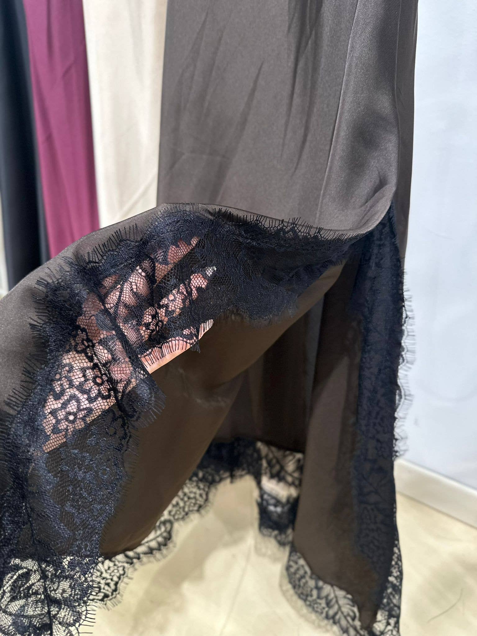 ADORA – Engroshandel Kjole - Dame – Satin kjole med sort blonde1