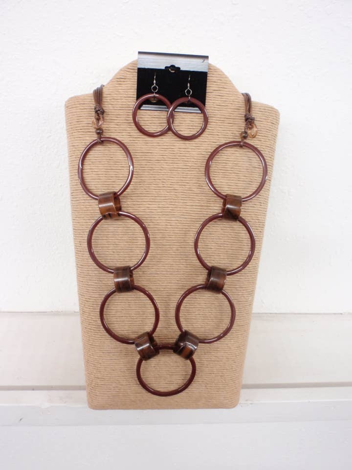 ENSEMBLE COLLIER CORDON CIRÉ MARRON AJUSTABLE AVEC ANNEAUX RONDS EN RÉSINE pour la vente par International Duru's