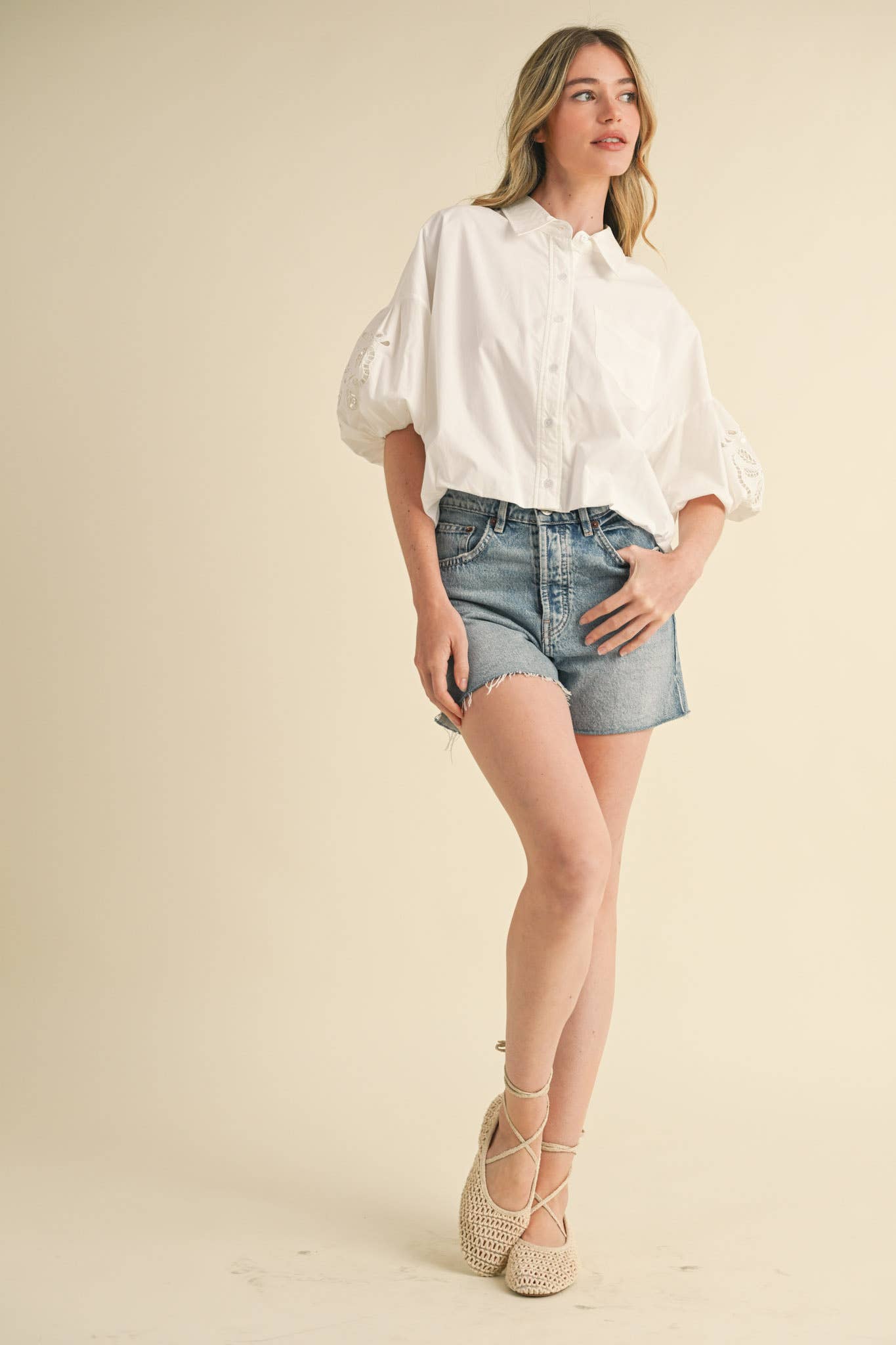 &MERCI – Engroshandel Skjorte med buttondown – til kvinder – UDSKÅRET BRODERET BOBLEÆRME TOP MTP383545