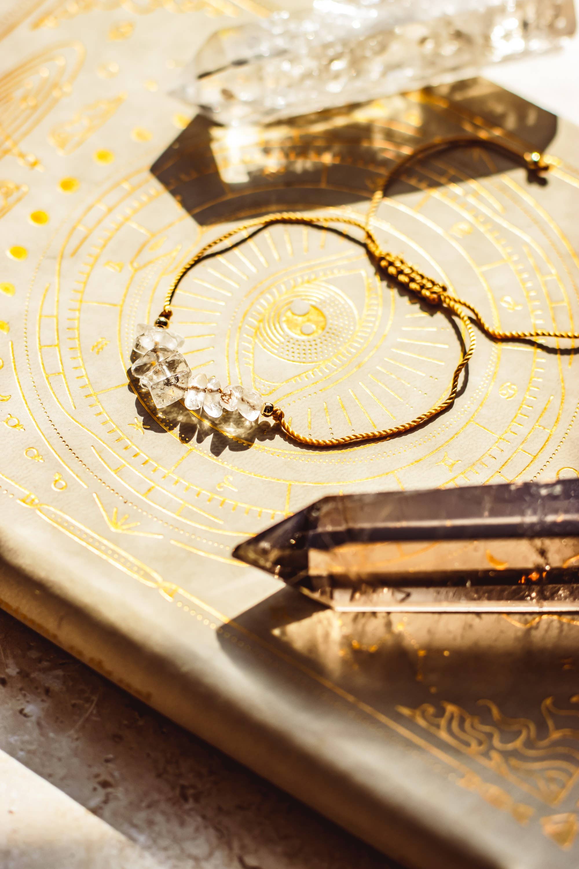 Mindful Living Co. – Großhandel Perlenarmband – Boho-Armband mit Edelsteinchips | Natürliche Kristalle2