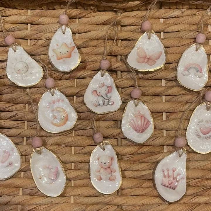 Ornements en coquille d'huître faits à la main pour la première année de bébé pour la vente par CC Shells Gifts LLC
