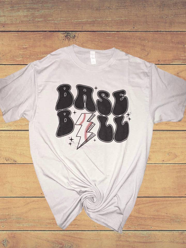 Gebleichtes Baseball-T-Shirt mit Lightning Bolt-Grafik für Damen für den Großhandel von 478 Designs