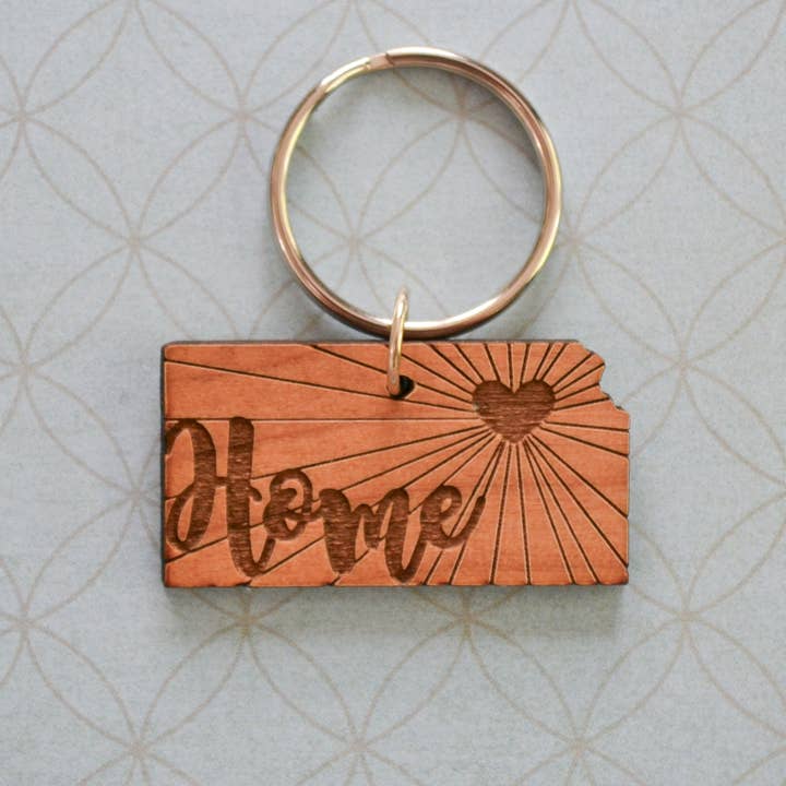 Kansas State Home Sunburst Love Houten Sleutelhanger - Geweldig Cadeau voor wholesale door The Brassy Explorer