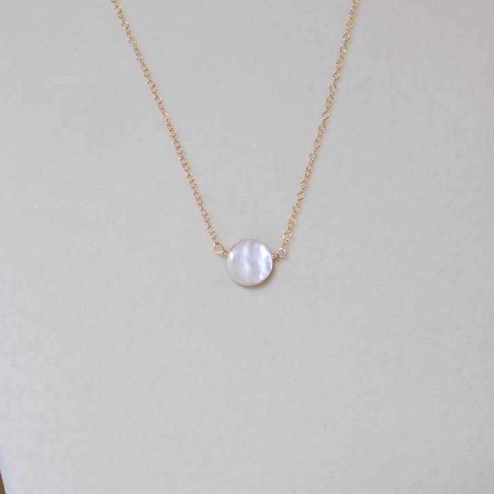 Mønt af perlemor, solitaire vedhæng halskæde, iriserende for engroshandel hos Sela+Sage