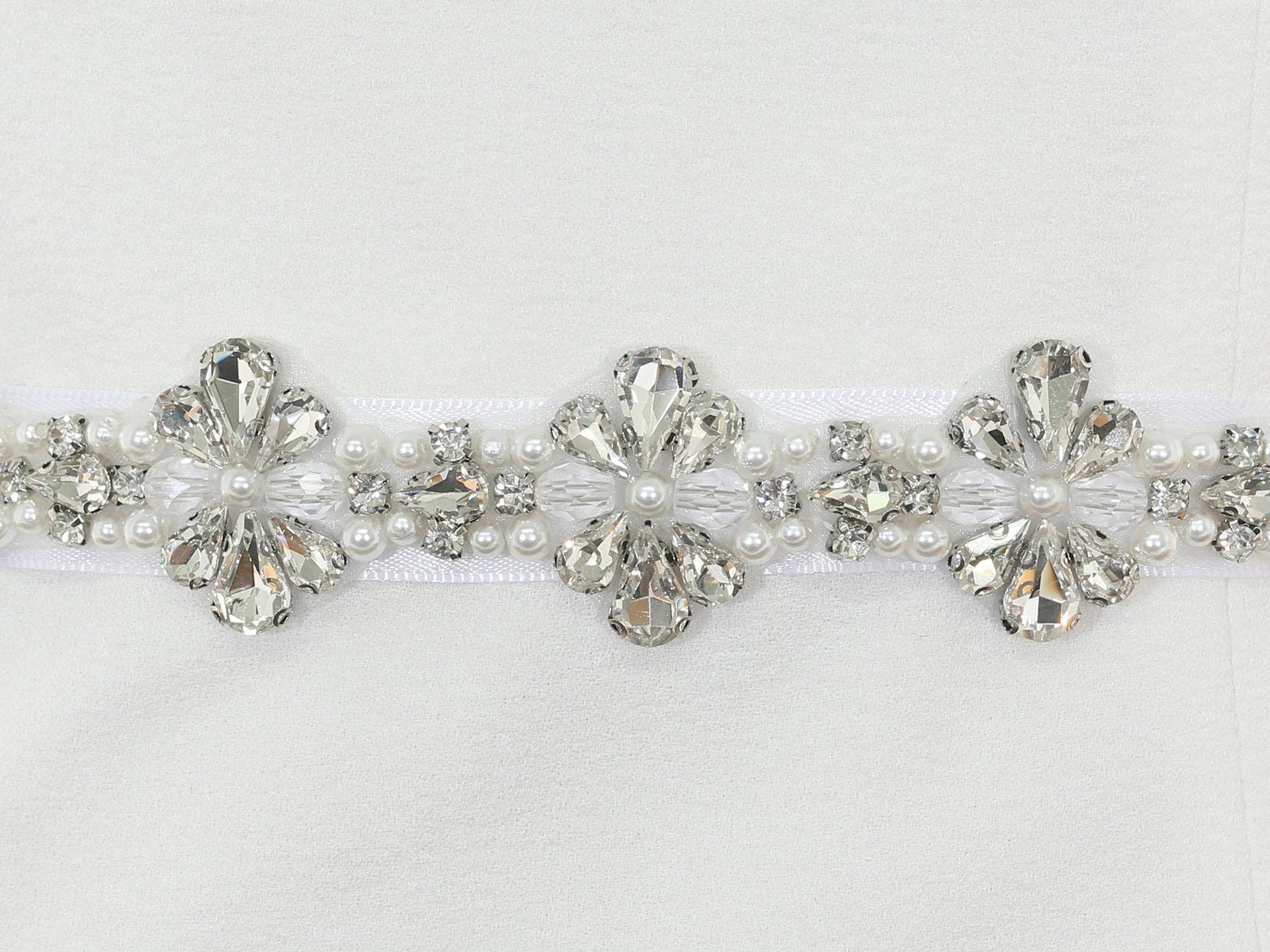 Farinosa Bridal – Großhandel Gürtel – Damen – S1008 Brautgürtel mit Blumenmuster und Strasssteinen1