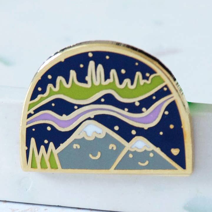 Aurora Borealis och bergen emaljstift för wholesale av Hop & Flop
