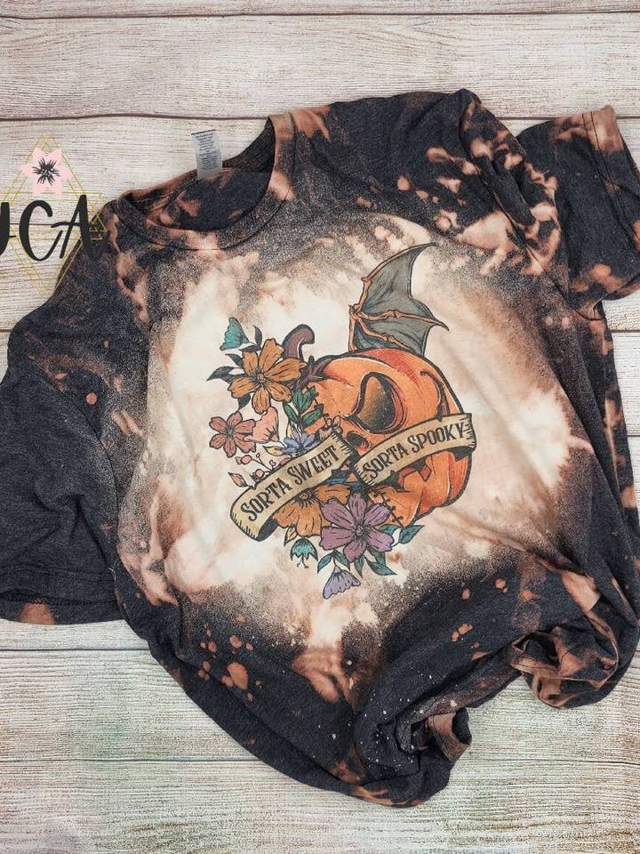 Jocelyn's Comfy Apparel – wholesale T-shirts med screentryck – Dam – Sorta Sweet Sorta Spooky Skjorta, Blekt Halloween-skjorta