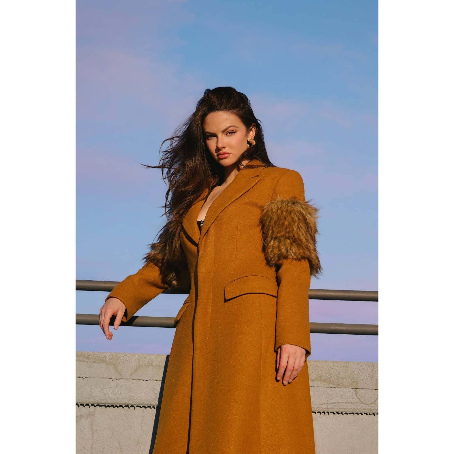 The Sang – Engroshandel Frakke - Dame – ÆRMET FAUX PELS FASTGJORT MAXI-FRAKKE7