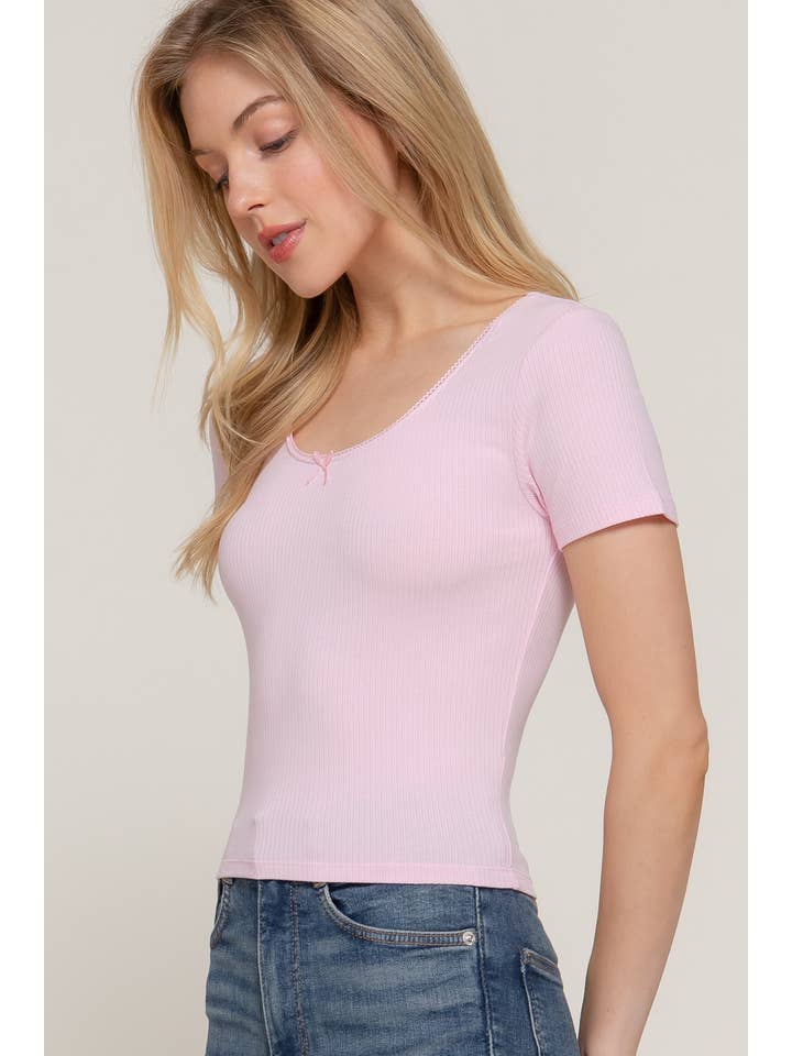 Active Basic | Active USA – wholesale Stickad topp - Dam – Kortärmad topp med rund halsringning, spets och satinrosett i ribbstickat tyg2