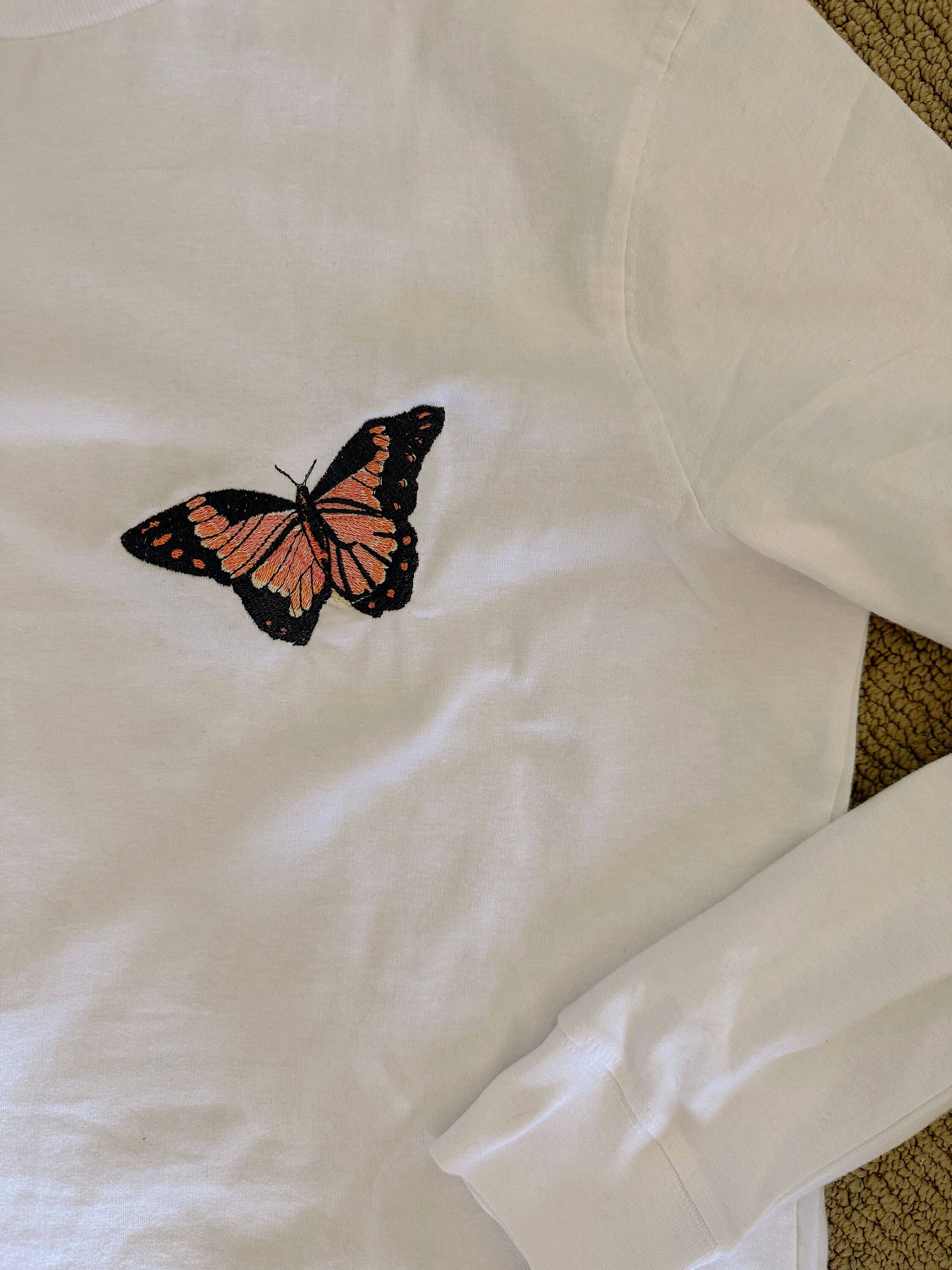 Little Lamb Designs - Vente Bandana – femme - Papillon brodé sur bandana, t-shirt ou combinaison3