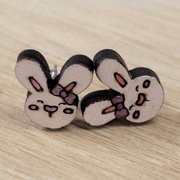 Pendientes de tuerca de madera con diseño de conejita con lazo para venta al por mayor de Morgan's Corner