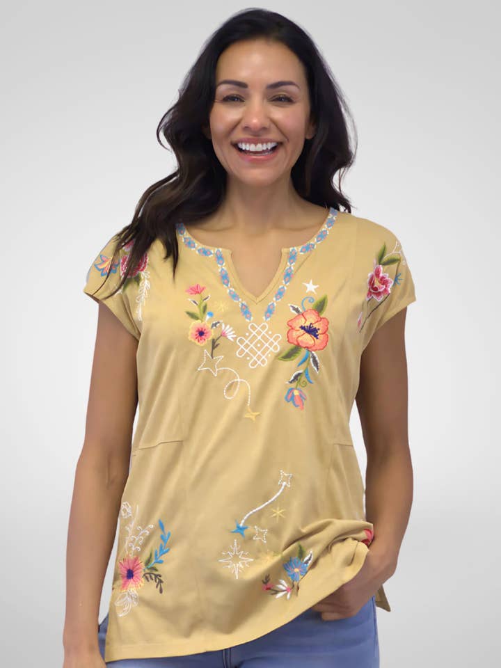 T-SHIRT TAMIKA pour la vente par Caite & Kyla