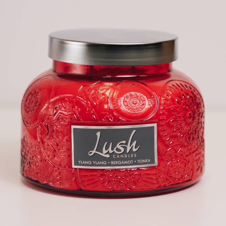 Candela Lush (20oz.) — Ylang Ylang Bergamotto Tonka per la vendita all'ingrosso da parte di A Cheerful Giver