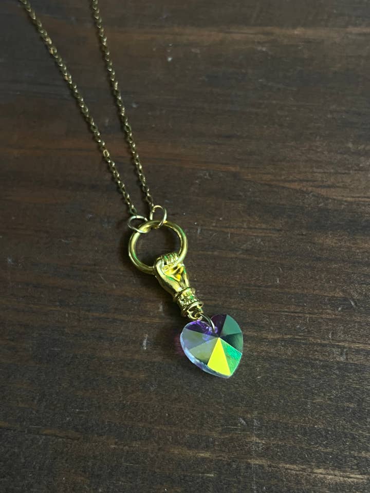 Colar de coração e mão iridescente  por atacado de Bare Bones Jewelry London