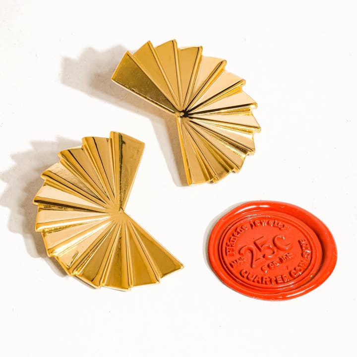 Ouro amarelo Brinco de ventilador dobrável sem manchamento em ouro 18K Soline para venda a revendedores na Faire2