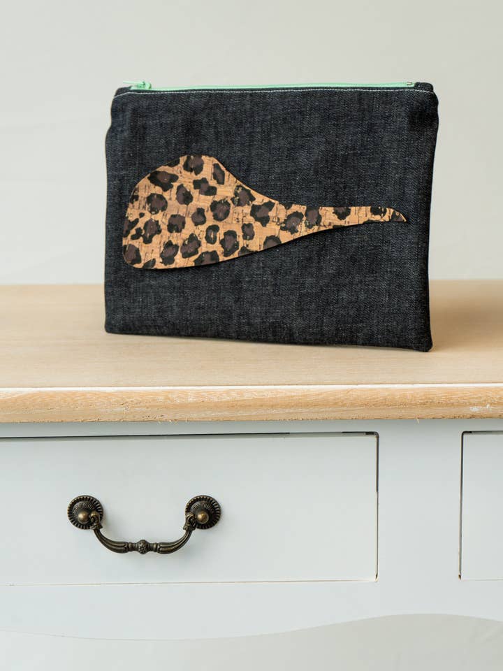Raw & Leopard Denim Pouch för wholesale av Ina Women