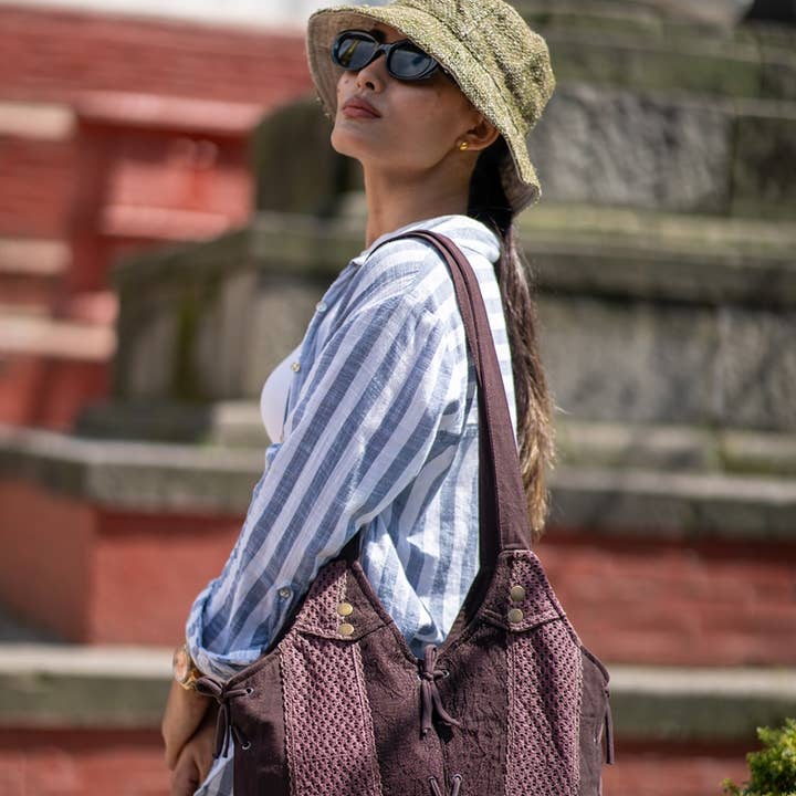 Mala Hobo com Atacadores - Preto, Castanho, Verde e Bordeaux e outras tendências em Compre atacadores para correr B2B. Devoluções gratuitas e condições de pagamento a 60 dias na Faire na Faire.