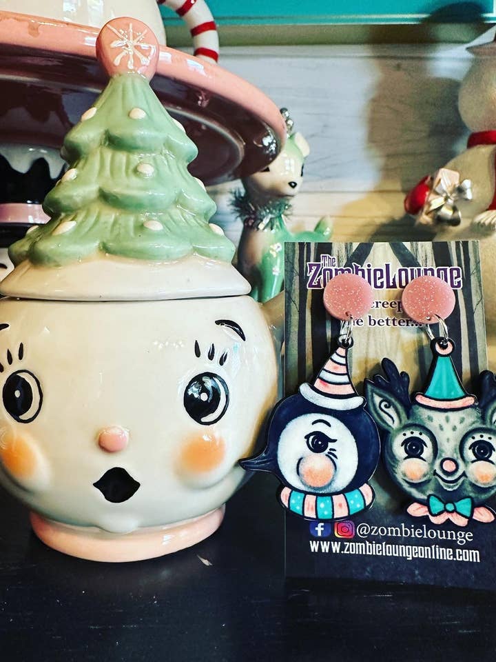 Orecchini di Natale con renna e pinguino di Johanna Parker per la vendita all'ingrosso da parte di Zombie Lounge Bootique