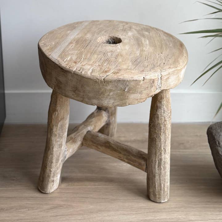 Tabouret en bois de roue antique | Tabouret de roue de chariot vintage | Table d'appoint en bois de teck pour la vente par Project Kalaa